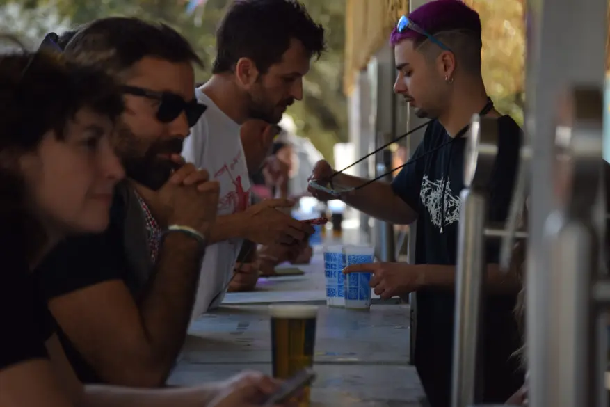 Foodtruck staff using the FesteaPay hardware